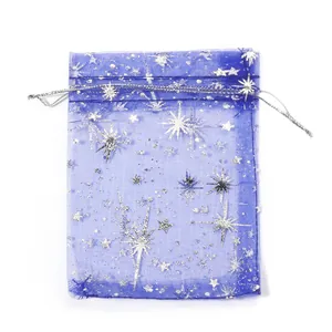 Sacchetto regalo in organza blu con stelle argentate, ideale per conservare gioielli e accessori.