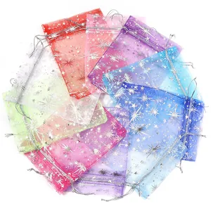 Sacchetti in organza con stelle e fiocchi dorati per regali e custodia vista dettagliata.