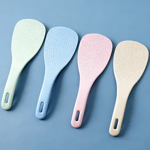 Détail de la cuillère à riz antiadhésive mignonne avec texture à points et trou de suspension.