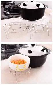 Vue détaillée de grilles de cuisson en acier inoxydable utilisées pour les casseroles et bols.