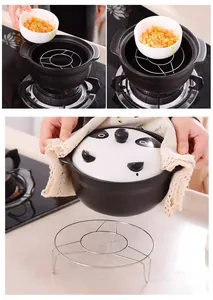 Grille de cuisson vapeur en acier inoxydable, design à trois pieds pour les casseroles.