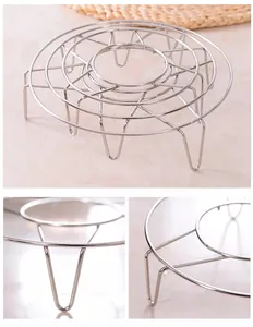 Detail de la grille de cuisson en acier inoxydable avec des soudures et pieds solides.