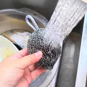 Detailopname van de rvs schuurspons met draadgaas en handige ophanglus voor effectief schoonmaken.