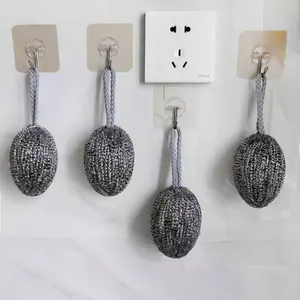 Roestvrijstalen afwasspons met touw, praktisch hulpmiddel voor het reinigen in keuken.
