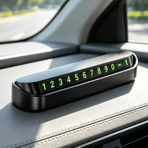 Vue détaillée d'un support de plaque de numéro de stationnement temporaire de voiture noir.