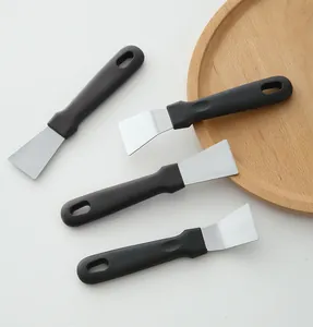 Racloir de nettoyage de cuisine en acier inoxydable avec poignée noire, idéal pour enlever la glace.