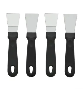 Quatre racloirs de nettoyage en acier inoxydable avec des poignees ergonomiques.