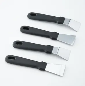 Lot de 4 grattoirs de nettoyage en acier inoxydable avec poignées noires antidérapantes.