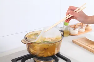 Papier absorbant l'huile de cuisine détail montrant clairement le dégraissage de la soupe.