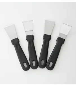 Outil de grattoir de nettoyage de cuisine en acier inoxydable avec poignée en plastique.
