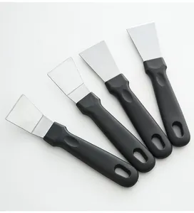 Pratiques racloirs de cuisine en acier inoxydable avec poignées noires pour le ménage.