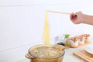 Gros plan détail du papier absorbant d'huile alimentaire de cuisine pour filtrer la soupe.