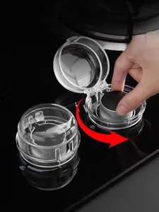 Vue detaillee du couvercle de protection transparent pour bouton de cuisniere a gaz avec rabat.