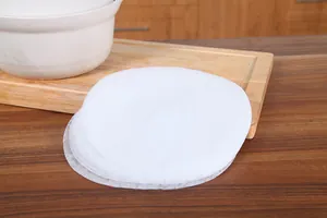 Papier absorbant d'huile de cuisine vue détaillée feuilles rondes sur table en bois