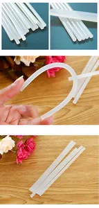 Vue détaillée des bâtons de colle thermofusible transparente, matériau flexible pour bricolage.