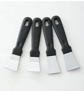 Set de grattoirs en acier inoxydable avec poignées noires pour le nettoyage de la cuisine.