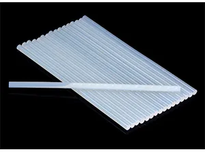 Vue detaille de batons de colle chaude transparents, surface lisse pour bricolage.