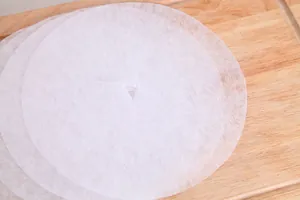 Papier absorbant l'huile de cuisine, vue rapprochée de la membrane filtrante soupe.