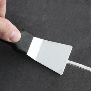Outil de grattage de nettoyage en acier inoxydable avec poignée ergonomique pour graisse et givre.