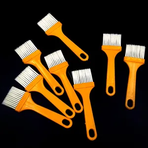 Set von orangen Griffen Mehrzweck Reinigungs- und Grillbürsten mit weißen Borsten für den Alltag.
