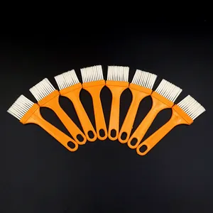 Detailansicht mehrerer Reinigungs- und Malerpinsel mit orangefarbenem Griff im Fächerdesign.