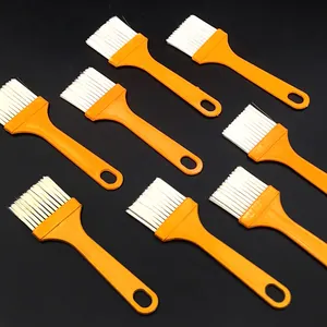 Set von orangen Griffreinigungs- und BBQ-Bürsten mit weißen Borsten für den Mehrzweckgebrauch.