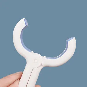 Vue détaillée de la grande pince à couette en plastique avec patins antidérapants bleus.