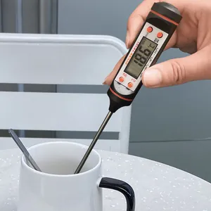 Detailaufnahme eines digitalen Stäbchen-Lebensmittelthermometers im weißen Becher.