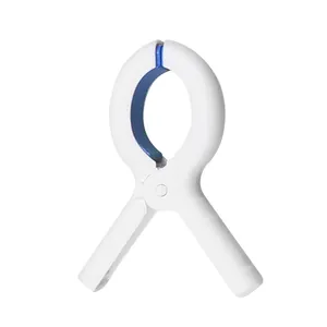 Clip de couette en plastique vue detaillee, pince de lit anti-vent blanche et bleue.