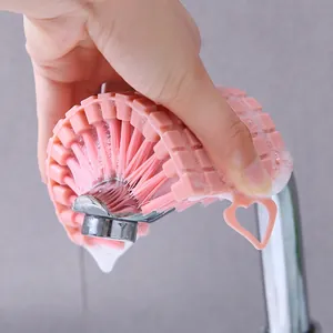 Spazzola di pulizia flessibile rosa con setole morbide per la casa, il bucato e la cucina.