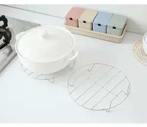 Gedetailleerd uitzicht op het roestvrijstalen stoomrek voor de keuken met stevige constructie.
