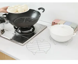 Roestvrijstalen keuken stoomrek detail toont multifunctioneel gebruik in pannen.