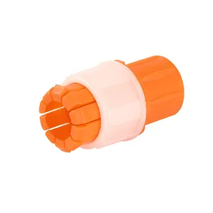 Gedetailleerd aanzicht van universele snelkoppeling voor tuinslang in oranje kunststof.