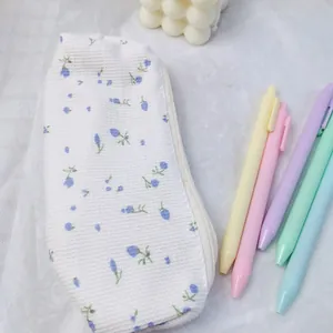 Vue détaillée de la jolie trousse à crayons florale avec texture gaufrée, papeterie.