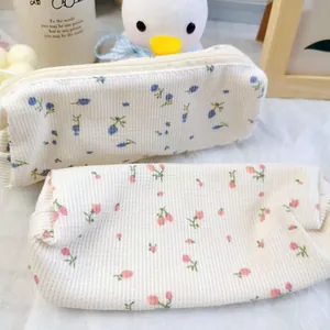 Gros plan détaillé d'une trousse à crayons florale mignonne avec fermeture éclair.