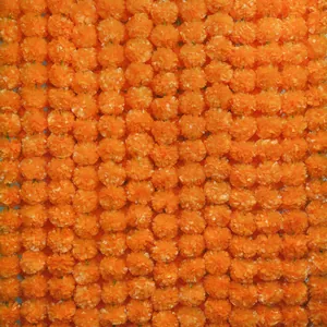 Detaillierte Nahaufnahme von dichten orangefarbenen Tagetes-Girlanden für Festdekorationen