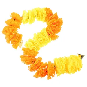 Detailansicht der lebhaften orange-gelben künstlichen Ringelblumenkette mit Goldglöckchen.