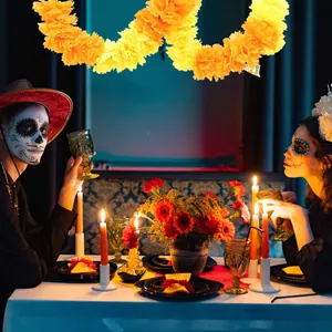 Lebendige orangefarbene künstliche Ringelblumengirlande für Tag der Toten und Diwali.
