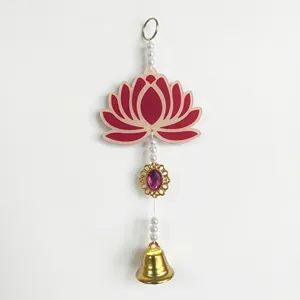 Vue détaillée d'une décoration suspendue lotus en acrylique avec perles et cloche