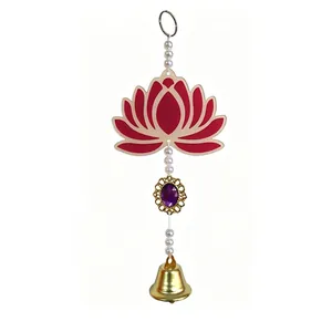 Suspension lotus en acrylique rouge avec gemme violette et cloche dorée détaillée