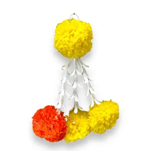 Detailansicht einer gelben und orangen künstlichen Ringelblumenkette für Tag der Toten