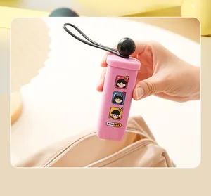 Détail de la brosse à cheveux de voyage rose avec motif de dessin animé dans un sac