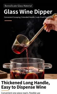 Detail eines Weinlöffels aus Borosilikatglas, der Rotwein in einen Topf gießt
