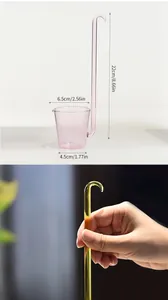 Detailansicht der rosa Glas-Weinkelle Abmessungen 22 cm und ergonomischer Griff