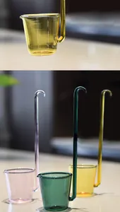 Detailansicht bunter Weinlöffel aus Borosilikatglas mit langen Hakenstielen im Set.
