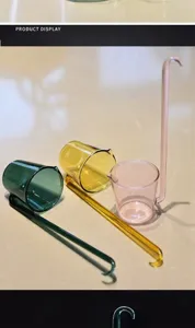 Detailaufnahme von bunten Borosilikatglas-Weinlöffeln mit langen Hakenstielen