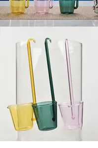 Detailansicht bunter Weinlöffel aus Borosilikatglas mit gebogenen langen Griffen