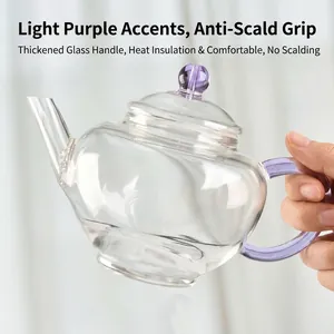 Petite théière en verre résistante à la chaleur avec touches violettes et poignée sûre