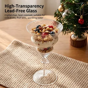 Elegante copa de cristal con tallo de estrella para postres y cócteles navideños