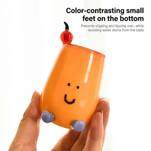 Süßer orangefarbener Glasstifthalter mit Smiley-Design und blauen Dekofüßen für den Schreibtisch